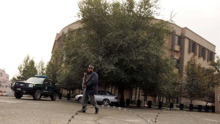 Ein afghanischer Polizist steht vor dem „Kabul Serena Hotel“ (Archivbild).