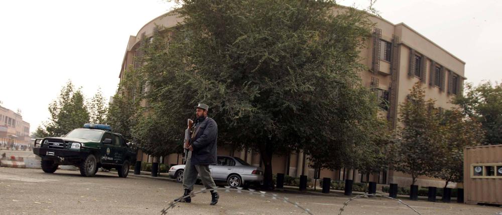 Ein afghanischer Polizist steht vor dem „Kabul Serena Hotel“ (Archivbild).