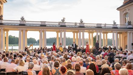 Blick auf die Arkaden im Schlosshof von Rheinsberg.