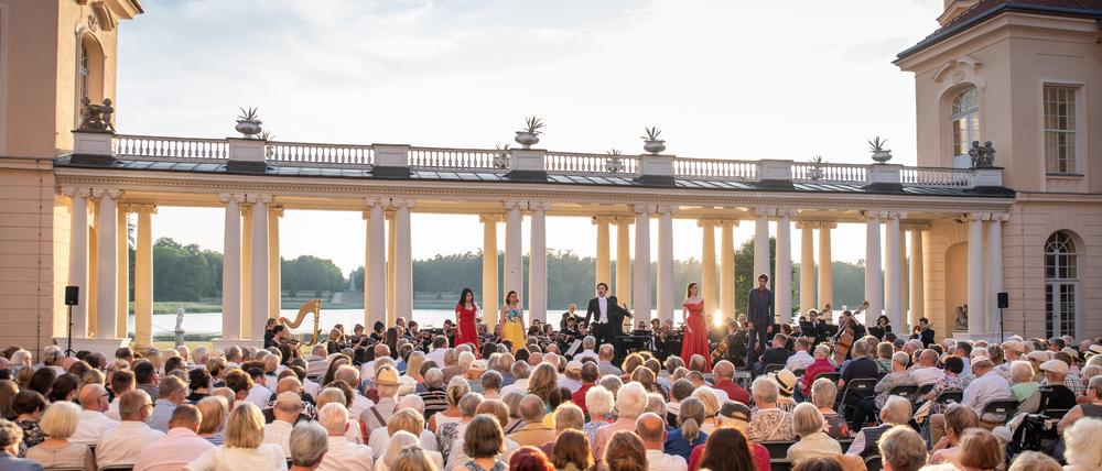 Blick auf die Arkaden im Schlosshof von Rheinsberg.
