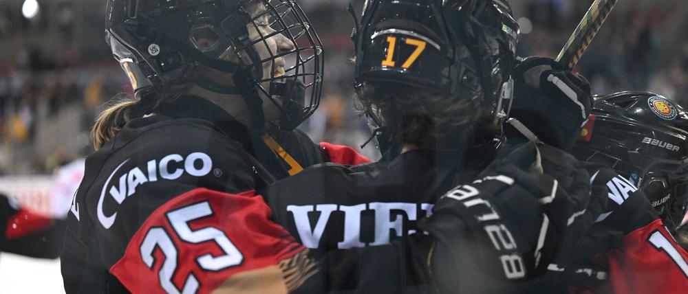 Emily Nix (r) jubelt mit Laura Kluge über das 2:0 gegen Österreich.