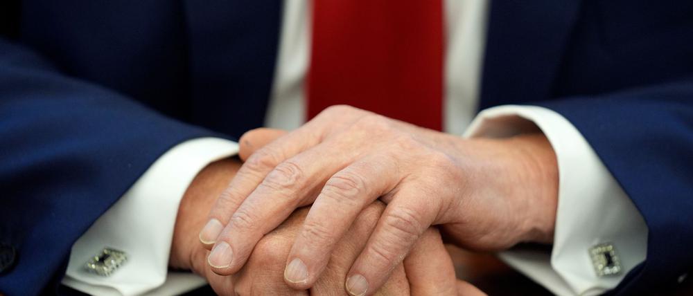 Was unterzeichnen diese Hände als Nächstes? Die US-Präsidentschaft Donald Trumps schürt Befürchtungen in der deutschen Wirtschaft. (Symbolbild)