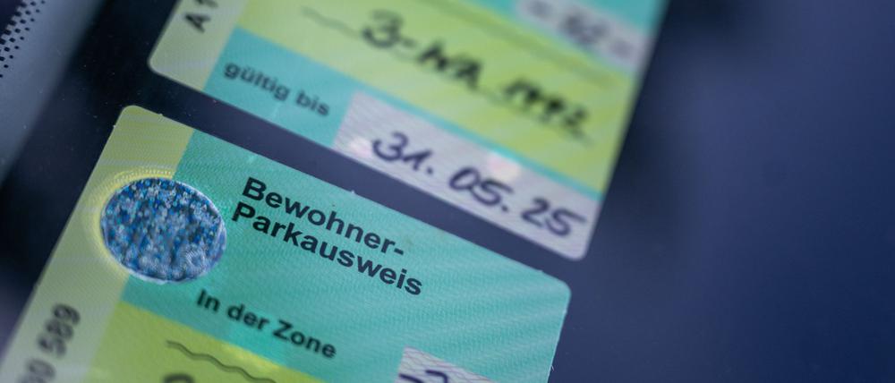 Beim Anwohnerparken gibt es in Berlin von Berlin große Unterschiede - in manchen gibt es gar keine Parkausweise für Bewohner. (Archivbild)