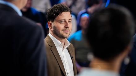 Felix Banaszak, Bundesvorsitzender von Bündnis90/Die Grünen,steht vor der ZDF-Livesendung «Schlagabtausch» mit Spitzenpolitikern der kleineren Parteien im Studio.