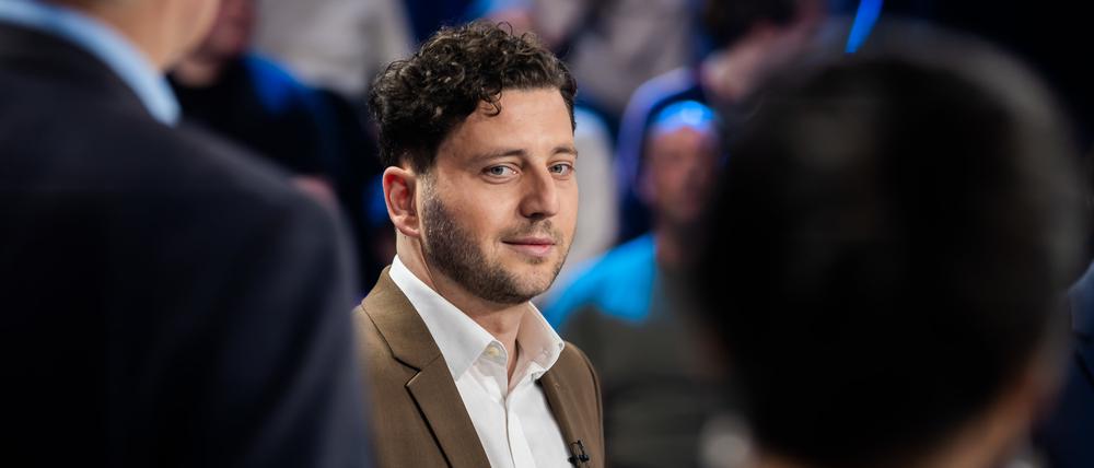 Felix Banaszak, Bundesvorsitzender von Bündnis90/Die Grünen,steht vor der ZDF-Livesendung «Schlagabtausch» mit Spitzenpolitikern der kleineren Parteien im Studio.