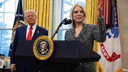 Die Justizministerin Pam Bondi mit Donald Trump.