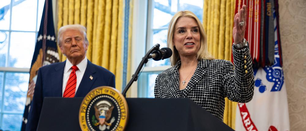 Die Justizministerin Pam Bondi mit Donald Trump.