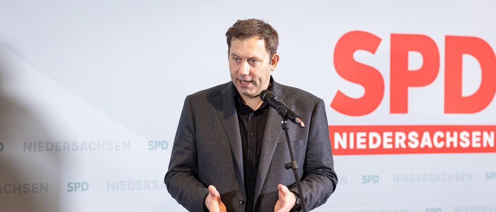 Lars Klingbeil (SPD), Bundesvorsitzender seiner Partei, spricht nach dem Parteitag der SPD Niedersachsen auf einer Pressekonferenz.