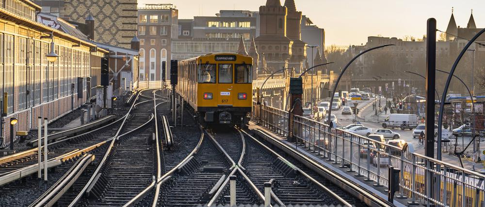 Eine U-Bahn am Bahnhof Warschauer Straße.