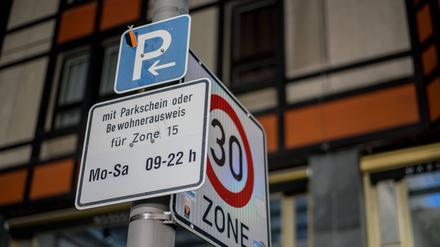 Bewohner in Parkzonen zahlen in Berlin noch immer lediglich 10,20 Euro pro Jahr.
