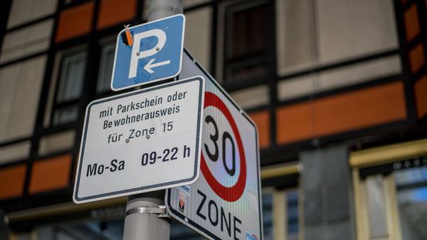 Im Bild sind verschiedene Schilder u.a. zum Parken zu sehen. 