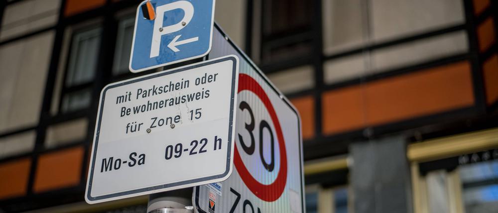 Bewohner in Parkzonen zahlen in Berlin noch immer lediglich 10,20 Euro pro Jahr.