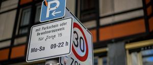 Bewohner in Parkzonen zahlen in Berlin noch immer lediglich 10,20 Euro pro Jahr.