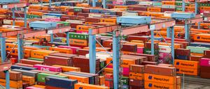 Hamburg: Container werden am Container Terminal Altenwerder (CTA) der Hamburger Hafen und Logistik AG (HHLA) gelagert und verladen.
