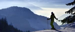 Ein Skifahrer bewundert die verschneite Bergkulisse im französischen La Plagne.