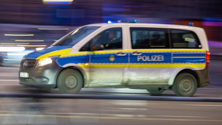 ARCHIV - 13.02.2023, Berlin: Ein Polizeiauto fährt mit Blaulicht zu einem Einsatz. (zu dpa: «Mann feuert bei Streit mit Schreckschusswaffe») Foto: Monika Skolimowska/dpa +++ dpa-Bildfunk +++