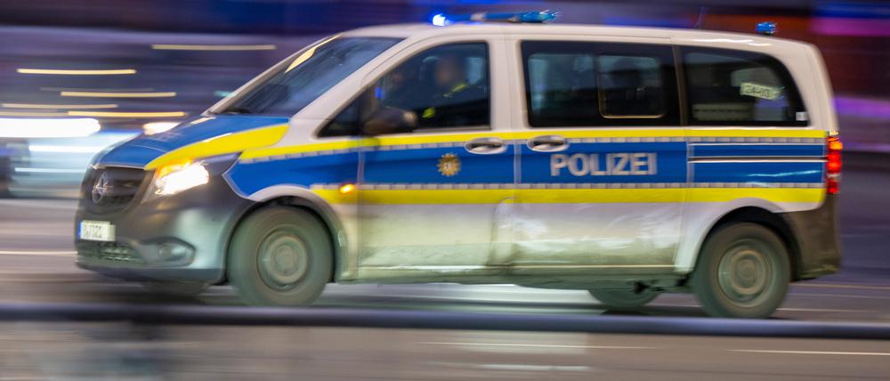 ARCHIV - 13.02.2023, Berlin: Ein Polizeiauto fährt mit Blaulicht zu einem Einsatz. (zu dpa: «Mann feuert bei Streit mit Schreckschusswaffe») Foto: Monika Skolimowska/dpa +++ dpa-Bildfunk +++