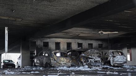 Wracks von Fahrzeugen stehen im Parkhaus am Bahnhof Blankenfelde. 