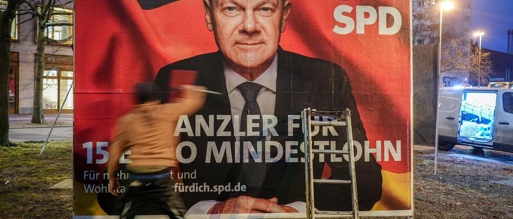 Nicht nur mit Plakaten, auch in sozialen Medien wird für die Parteien geworben. (Archivbild)