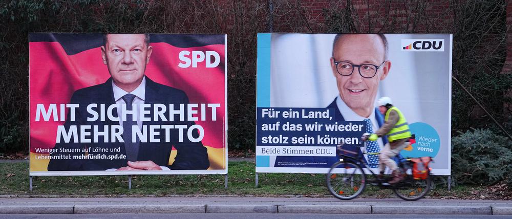 Großflächige Wahlplakate zeigen Bundeskanzler Olaf Scholz (l, SPD) und Friedrich Merz, Unions-Kanzlerkandidat
