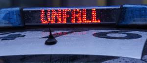 Der Schriftzug „Unfall“ ist neben dem Blaulicht auf dem Dach eines Polizeiautos zu lesen.