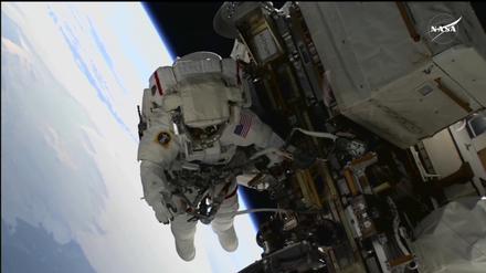 Auf diesem Videostandbild von NASA TV arbeitet die US-Astronautin Suni Williams während eines Weltraumspaziergangs außerhalb der Internationalen Raumstation ISS. 
