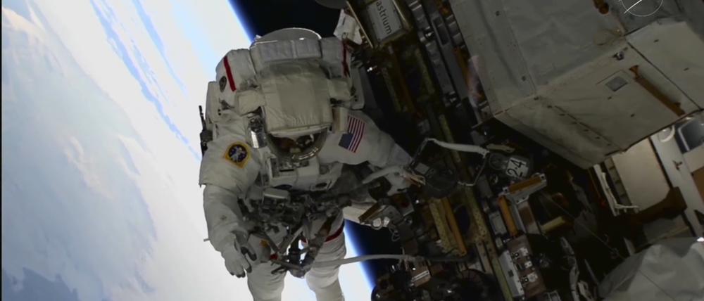 Auf diesem Videostandbild von NASA TV arbeitet die US-Astronautin Suni Williams während eines Weltraumspaziergangs außerhalb der Internationalen Raumstation ISS. 