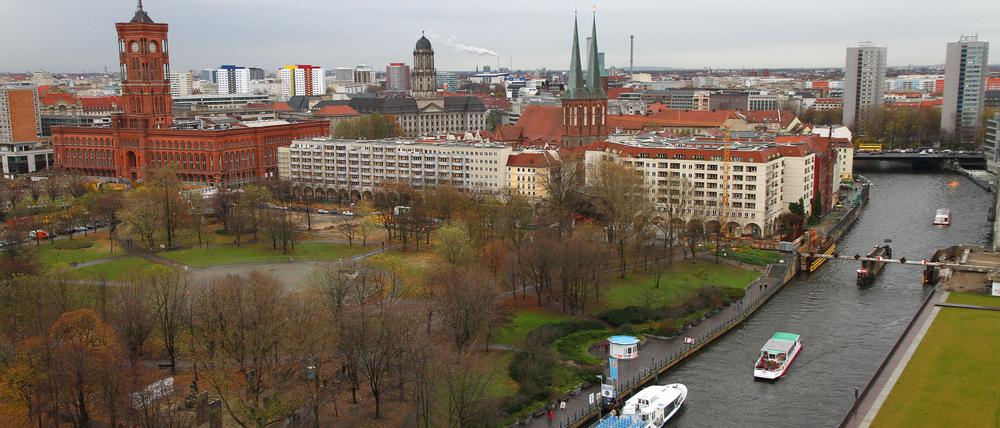 Zwischen Alexanderplatz, Rotem Rathaus, Nikolaiviertel und Spree liegt das Marx-Engels-Forum (Foto von 2020).