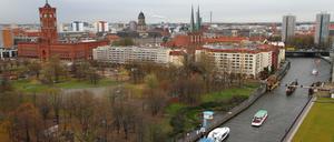Zwischen Alexanderplatz, Rotem Rathaus, Nikolaiviertel und Spree liegt das Marx-Engels-Forum (Foto von 2020).