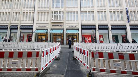 Die Baustelle in der Brandenburger Straße hält viele Kunden vom Besuch bei Galeria ab.