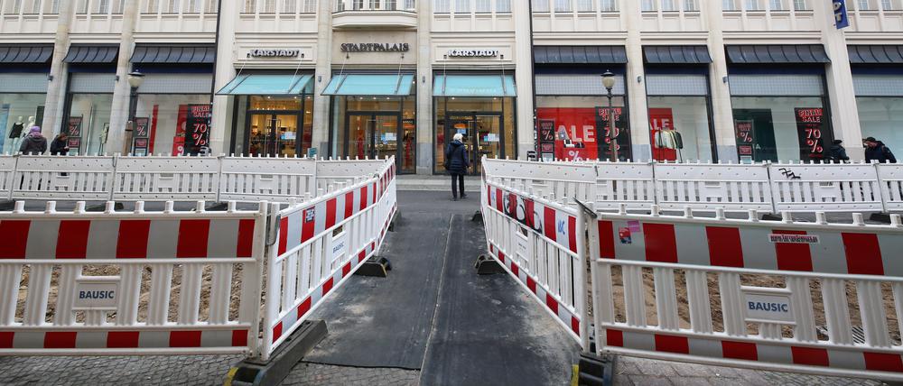Die Baustelle in der Brandenburger Straße hält viele Kunden vom Besuch bei Galeria ab.