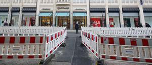 Die Baustelle in der Brandenburger Straße hält viele Kunden vom Besuch bei Galeria ab.