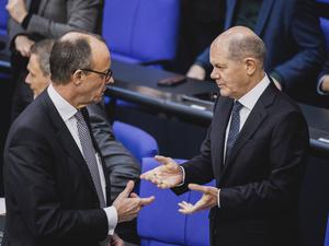 Olaf Scholz (rechts) und Friedrich Merz im Bundestag.