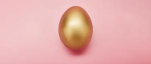 Vergessen Sie alles, was Sie darüber zu wissen glaubten. Der erste Schritt zum perfekten Frühstücksei ist, früher aufzustehen. Weitere folgen.