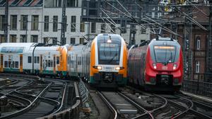 Eisenbahnverkehr am Bahnhof Berlin Friedrichstraße. Ein Zug der Linie RE1 fährt durch Berlin-Mitte.