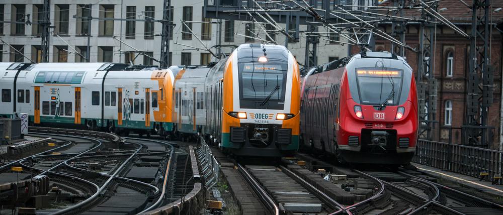 Eisenbahnverkehr am Bahnhof Berlin Friedrichstraße. Ein Zug der Linie RE1 fährt durch Berlin-Mitte.