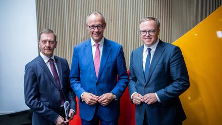 Der CDU-Kanzlerkandidat Friedrich Merz neben Michael Kretschmer, Ministerpräsident von Sachsen, und Mario Voigt, CDU Landesvorsitzender in Thüringen.