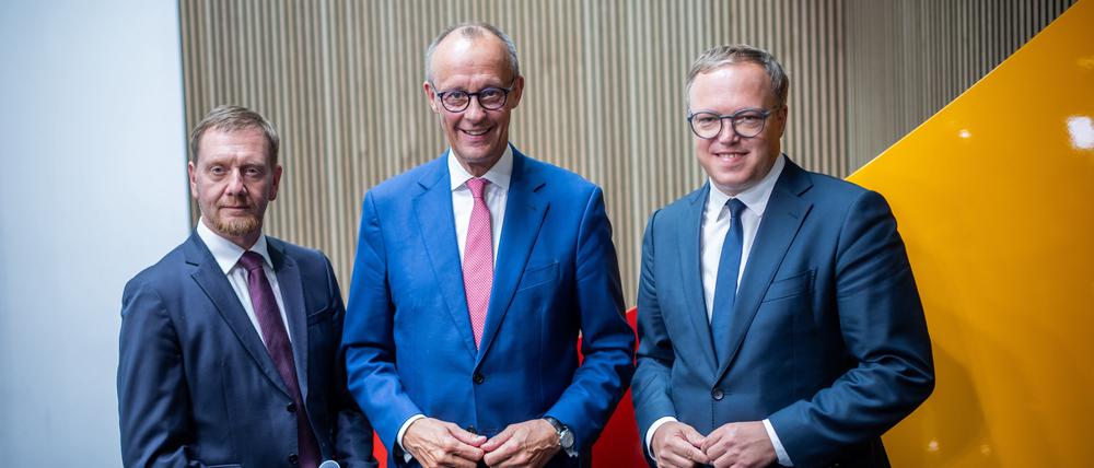 Der CDU-Kanzlerkandidat Friedrich Merz neben Michael Kretschmer, Ministerpräsident von Sachsen, und Mario Voigt, CDU Landesvorsitzender in Thüringen.