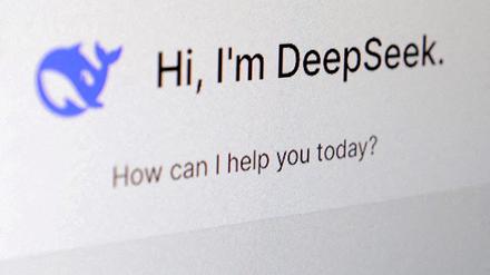 Das chinesische Start-up Deepseek behauptet, sein KI-Basismodell „V3“ mit deutlich weniger und leistungsschwächeren Chips trainiert zu haben – bei vergleichbarer Leistung zu den amerikanischen Konkurrenzmodellen. Das erschütterte den US-Tech-Sektor.