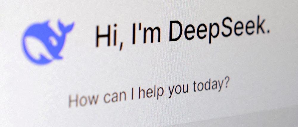 Das chinesische Start-up Deepseek behauptet, sein KI-Basismodell „V3“ mit deutlich weniger und leistungsschwächeren Chips trainiert zu haben – bei vergleichbarer Leistung zu den amerikanischen Konkurrenzmodellen. Das erschütterte den US-Tech-Sektor.
