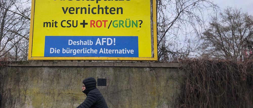 Auffälliges Gelb - mit einer mehr als zwei Millionen Euro teuren Plakatkampagne wirbt ein AfD-Anhänger aus Österreich in ganz Deutschland für die Wahl der Rechten.