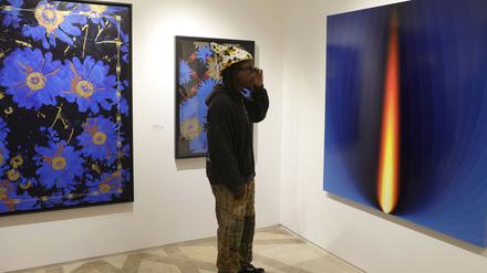Blick in den Messestand der Galerie 38 mit Werken des südafrikanischen Künstlers Kendell Geers und des marokkanischen Künstlers Younes Khourassani.