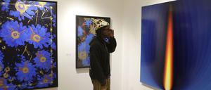 Blick in den Messestand der Galerie 38 mit Werken des südafrikanischen Künstlers Kendell Geers und des marokkanischen Künstlers Younes Khourassani.