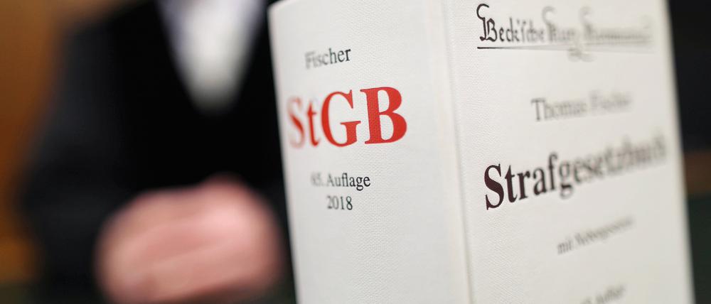 Ein Strafgesetzbuch (StGB) steht im Gericht auf der Richterbank.