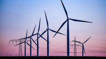 Windkraftanlagen vor dem Abendhimmel bei Leuna. 