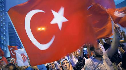 Anhänger der Partei der Nationalistischen Bewegung rufen Slogans gegen die Arbeiterpartei Kurdistans (PKK) und halten türkische Flaggen während einer Kundgebung in Istanbul, Türkei, 08. September 2015.
