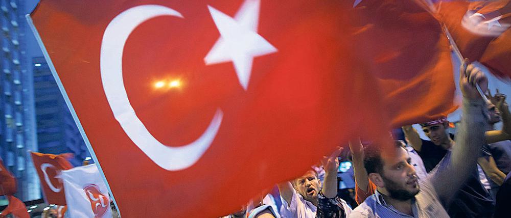 Anhänger der Partei der Nationalistischen Bewegung rufen Slogans gegen die Arbeiterpartei Kurdistans (PKK) und halten türkische Flaggen während einer Kundgebung in Istanbul, Türkei, 08. September 2015.