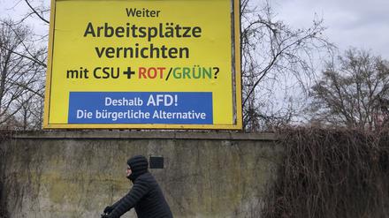 Ein Wahlplakat mit der Aufschrift „Weiter Arbeitsplätze vernichten mit CSU + Rot/Grün? - Deshalb AfD! Die bürgerliche Alternative“ hängt an einer Werbefläche. Nach der millionenschweren Sachspende eines AfD-Unterstützers aus Österreich in Form von mehreren Tausend Wahlplakaten, sind diese nun an verschiedenen Orten in Deutschland zu sehen. 