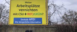 Ein Wahlplakat mit der Aufschrift „Weiter Arbeitsplätze vernichten mit CSU + Rot/Grün? - Deshalb AfD! Die bürgerliche Alternative“ hängt an einer Werbefläche. Nach der millionenschweren Sachspende eines AfD-Unterstützers aus Österreich in Form von mehreren Tausend Wahlplakaten, sind diese nun an verschiedenen Orten in Deutschland zu sehen. 