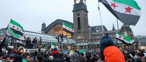 Den Sturz des syrischen Machthabers, Baschar al-Assad, feierten Syrerinnen und Syrer auch in Deutschland.